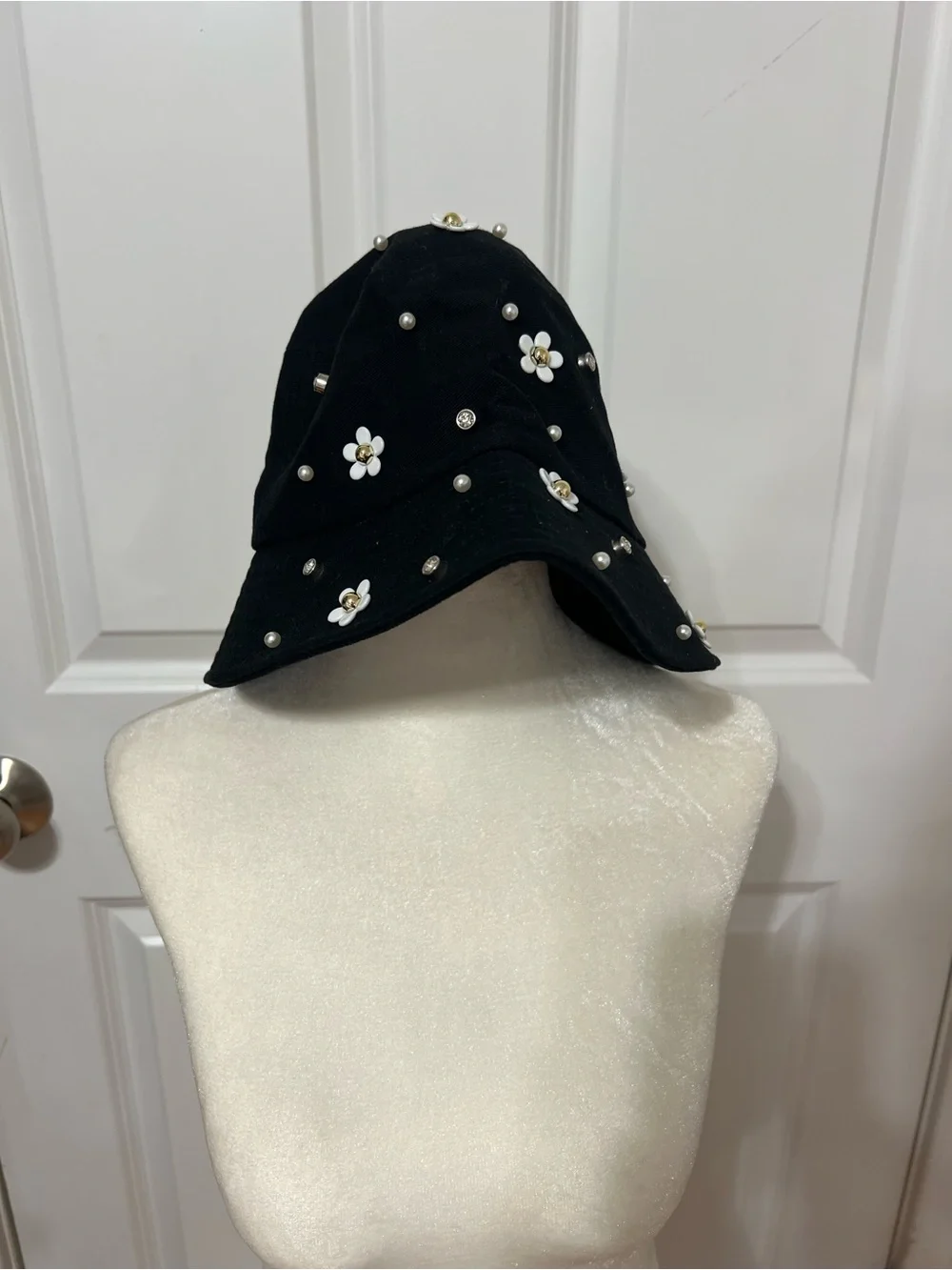 Black Floral Pearl Bucket Hat - Women's Fashion Accessory